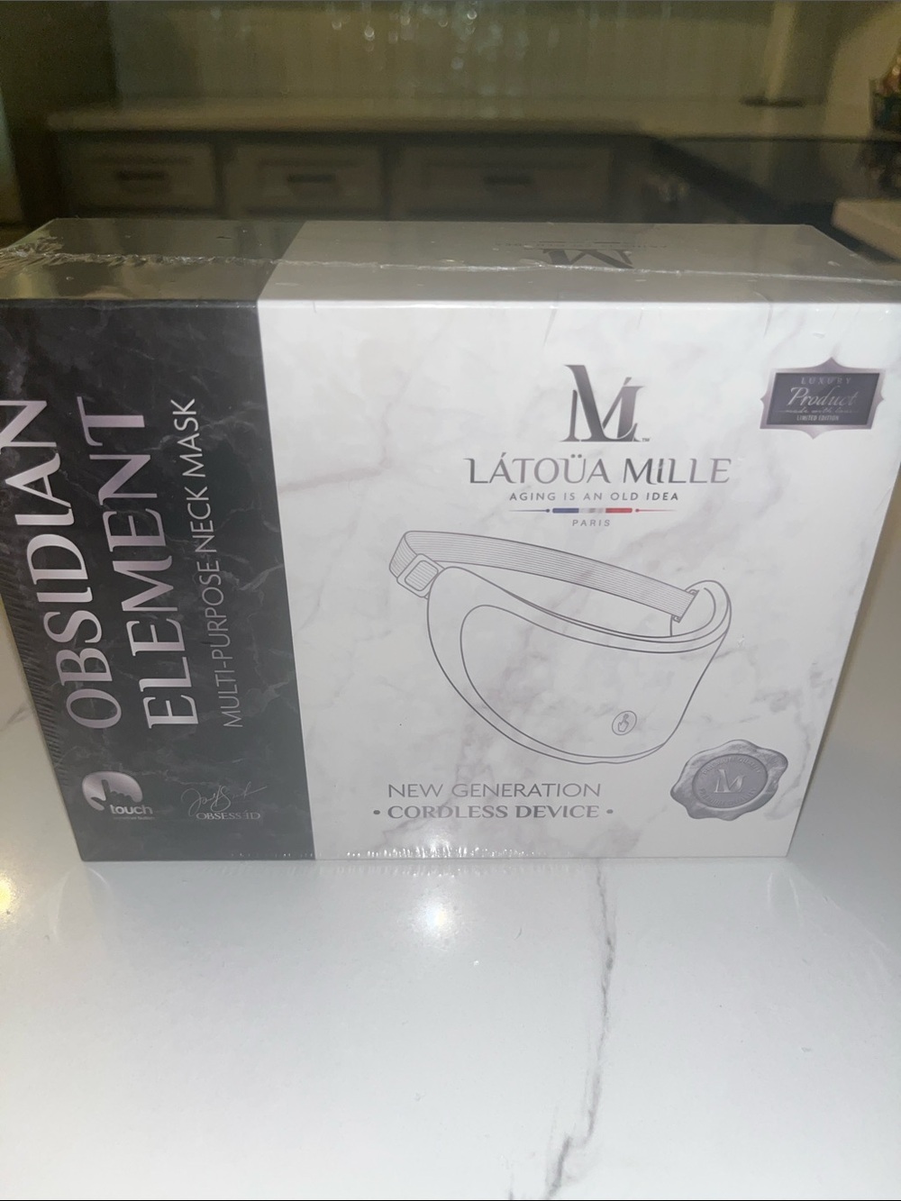 Lâtoüa Mille Obsidian Element Cordless Neck Mask - Black & White